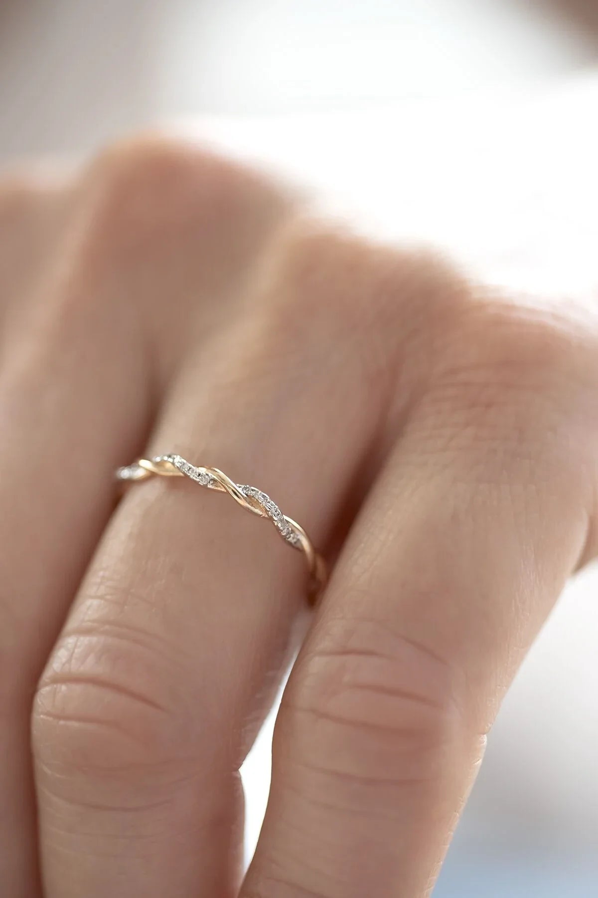 DIAMOND IVY - Half-Circle Diamond Twist Ring
