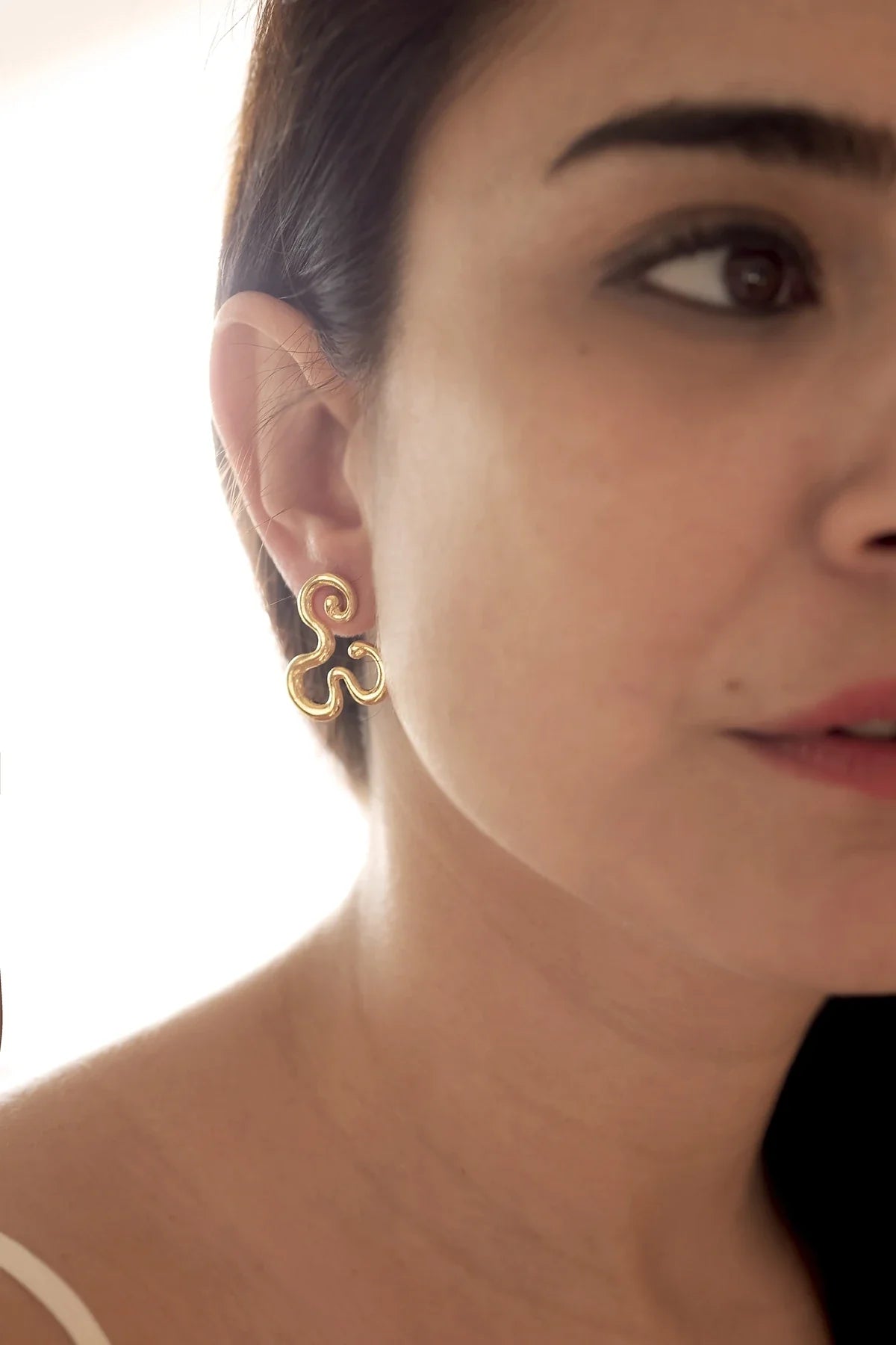 GOLDEN FLOW – Fluid Sculptural Stud Earrings