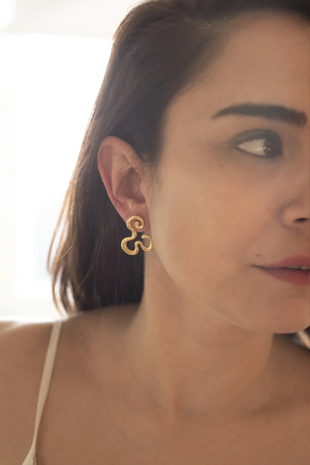 GOLDEN FLOW – Fluid Sculptural Stud Earrings