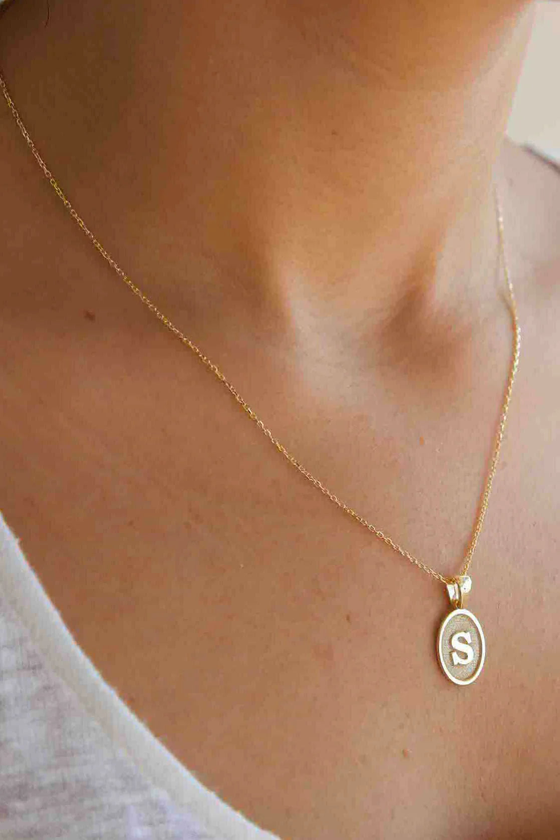 MEDAIL – Vintage Letter Medallion Necklace