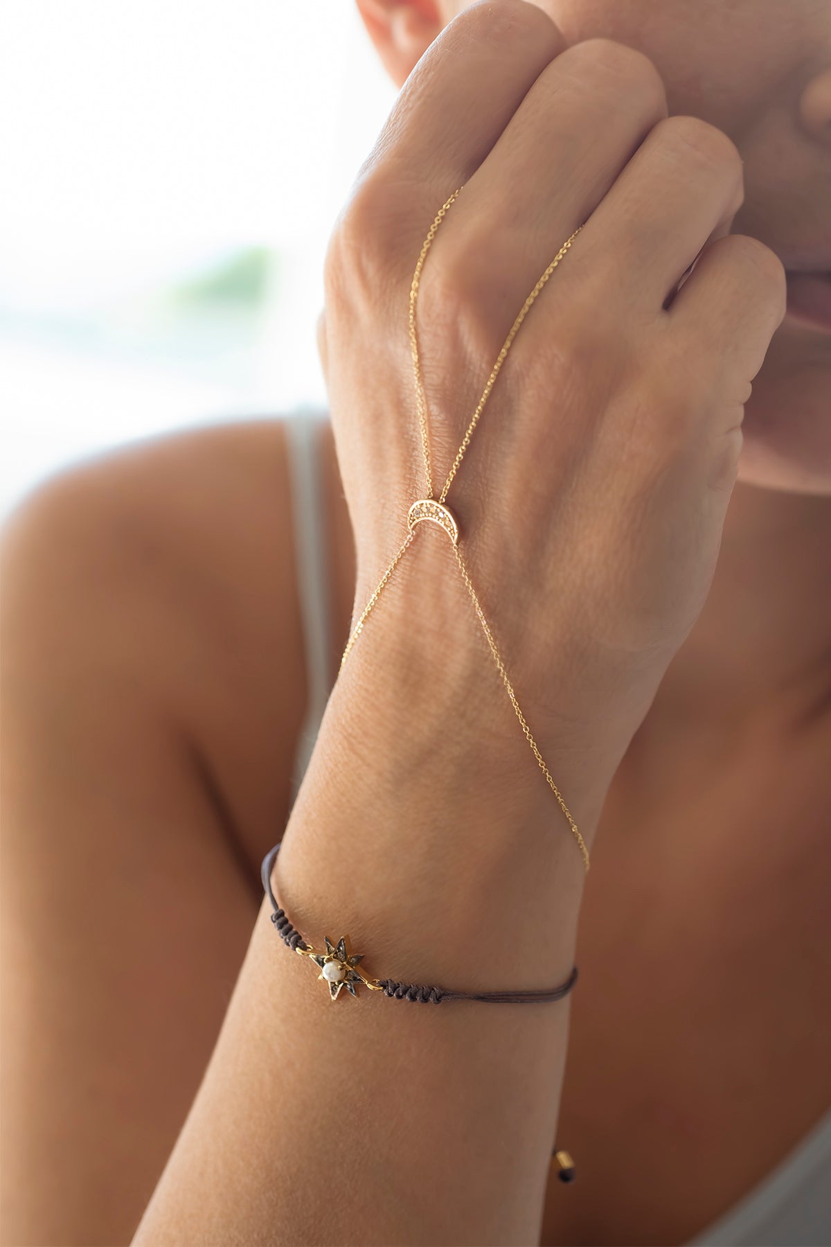 MINI LUNA – Delicate Moon Hand Chain
