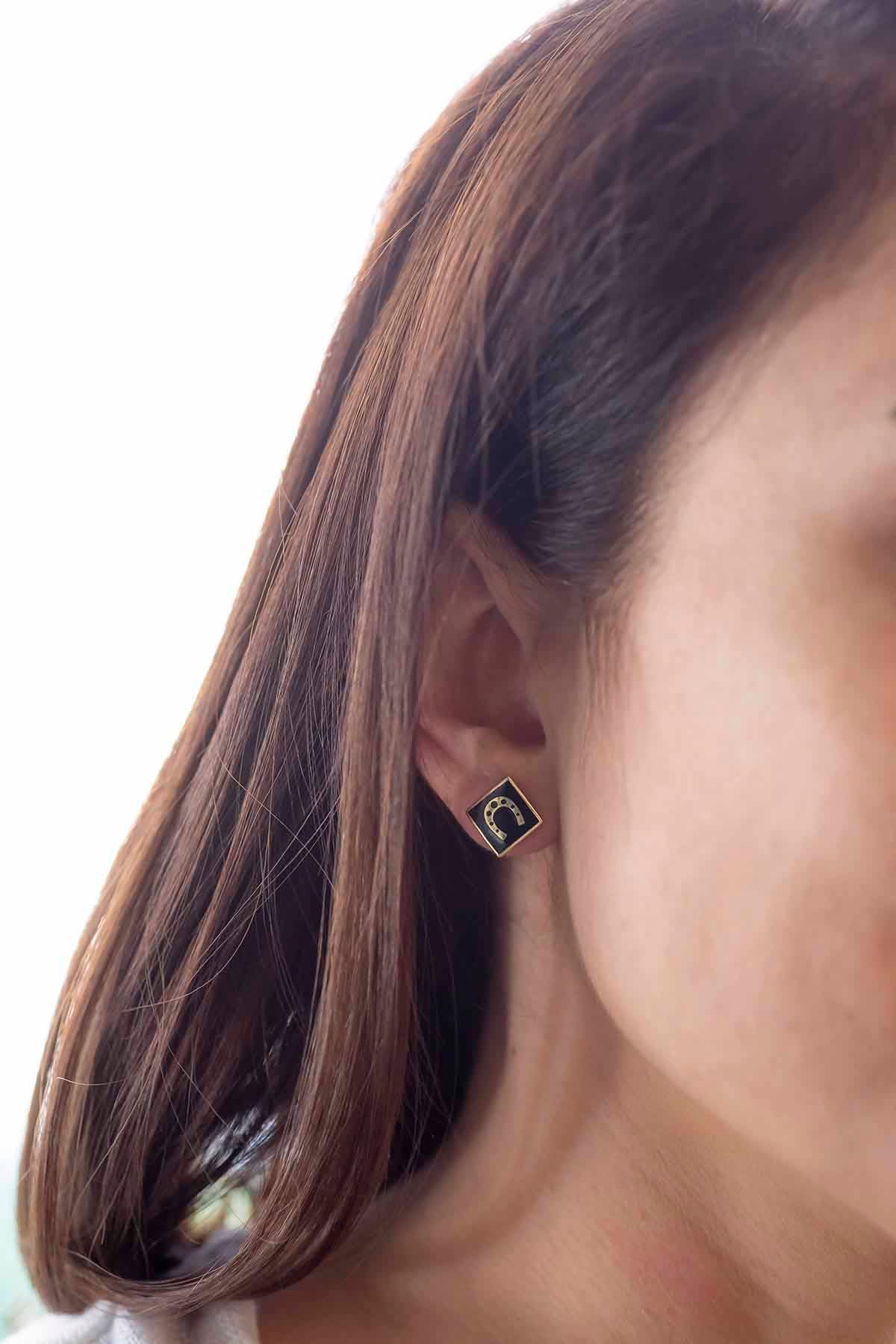 LUCKY HORSESHOE – Horseshoe Stud Earring