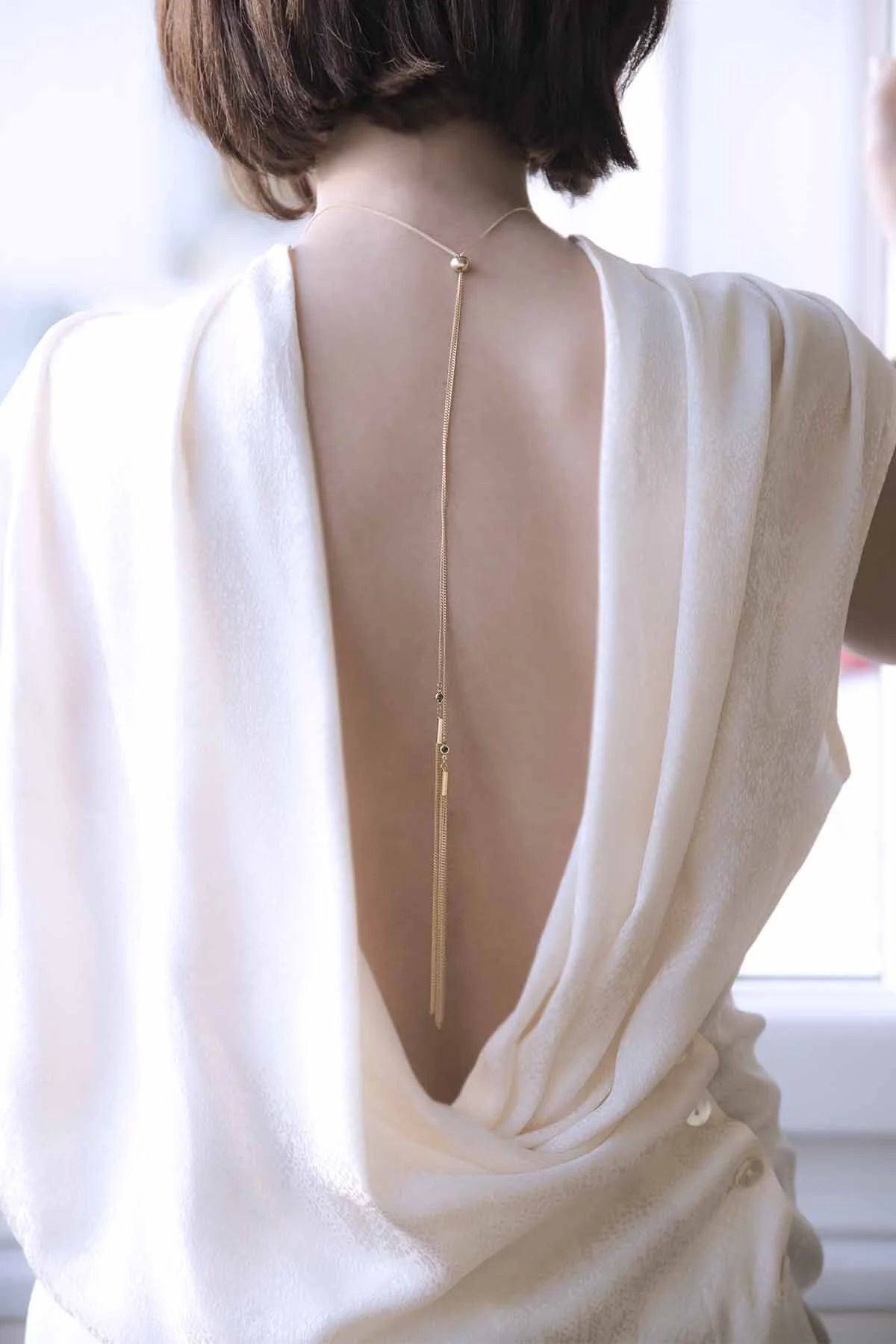 NAIVE – Soft Glow Back Necklace