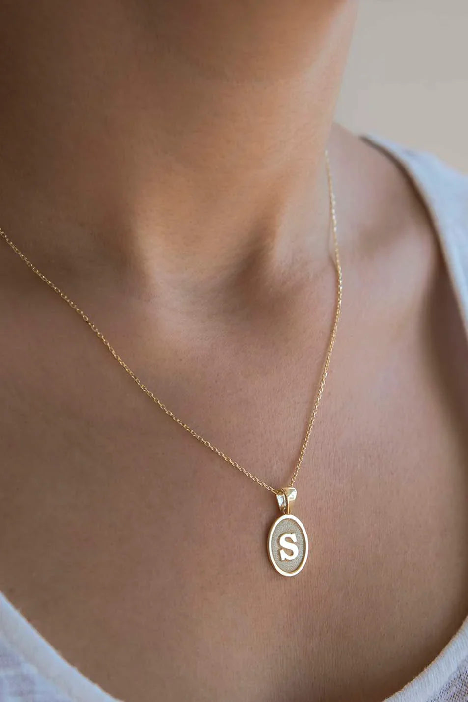 MEDAIL – Vintage Letter Medallion Necklace