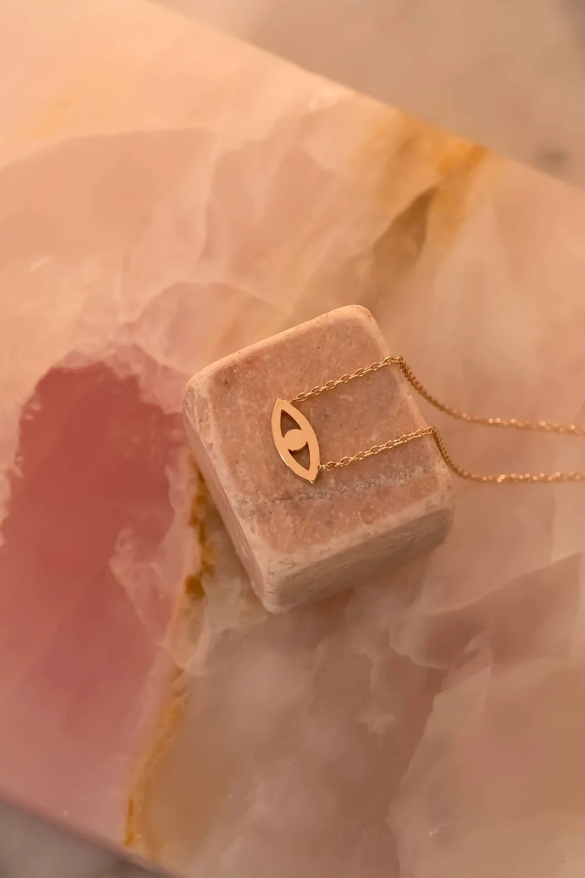 LOOK - Minimal Eye Necklace