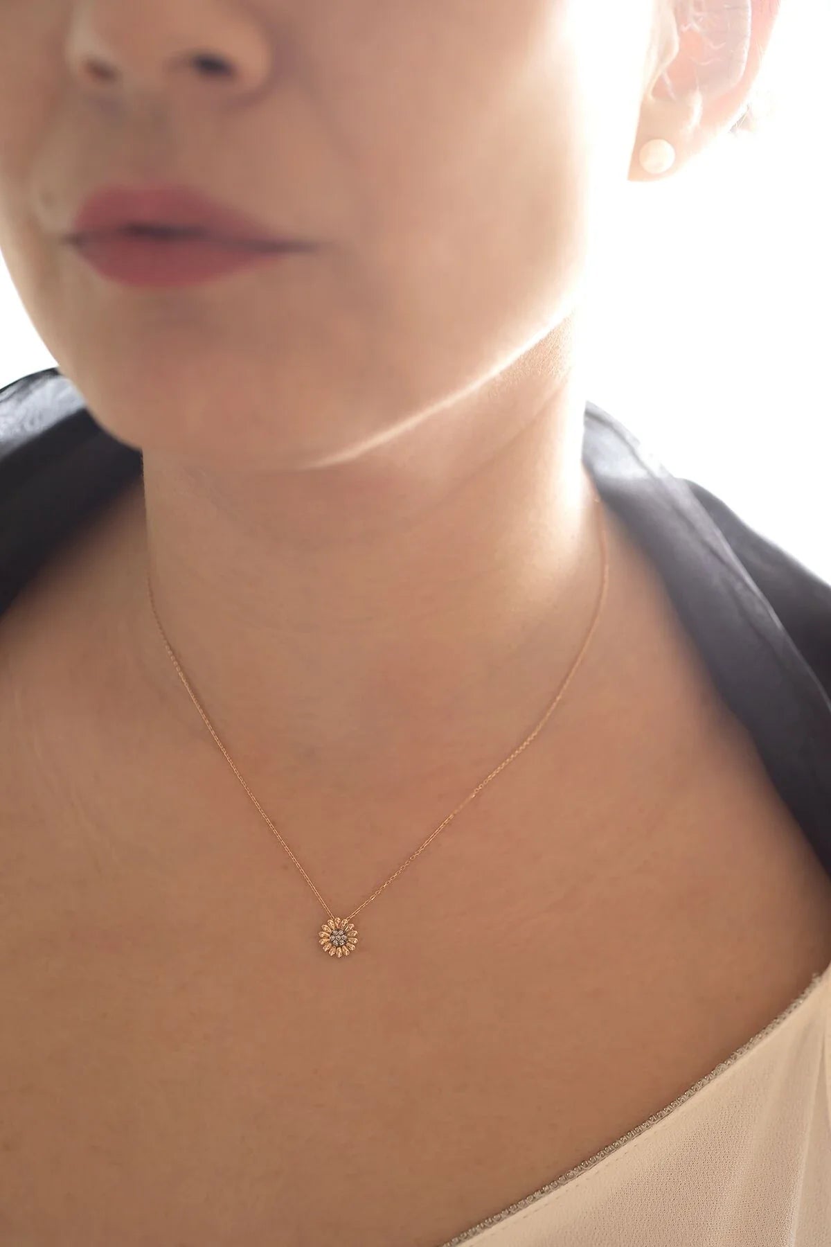FELICIA – Minimal Diamond Flower Necklace