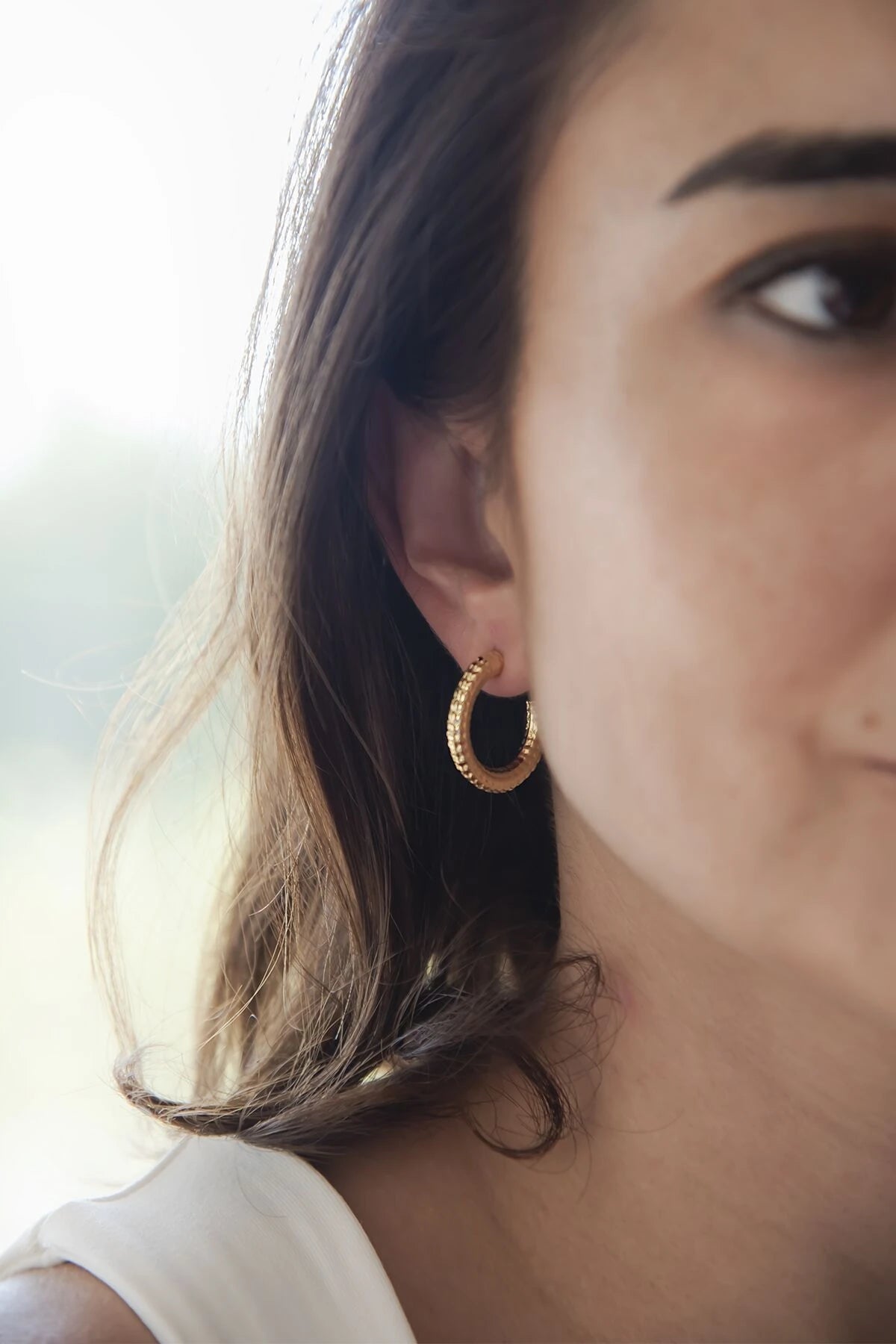 ZETINA – Textured Gold Hoop Earrings